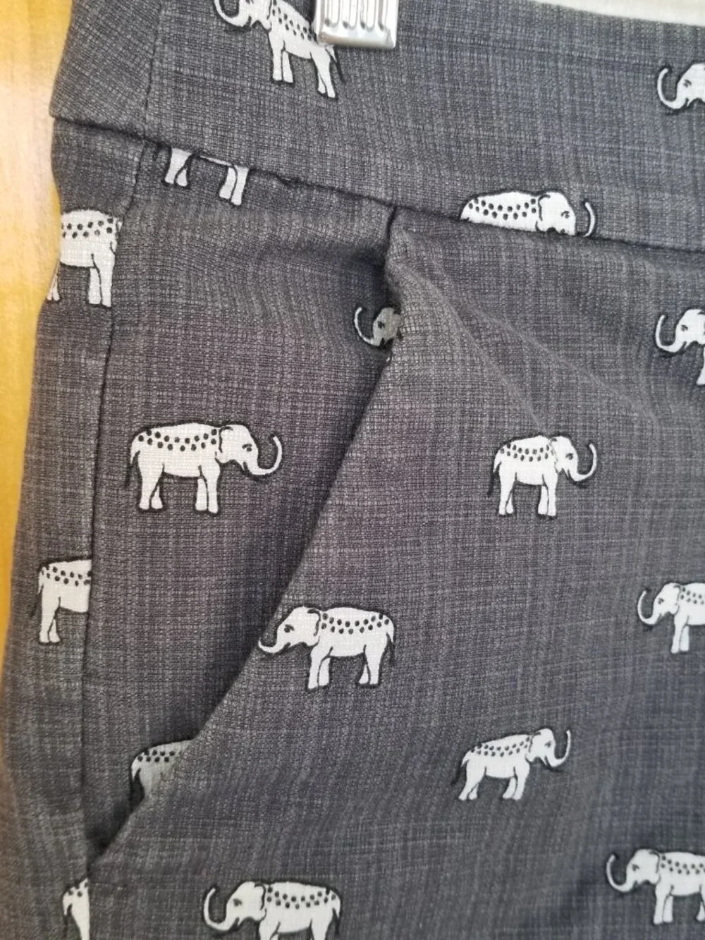 LOFT Riviera Shorts Size 6 Elephant Print on Gray Linen Look Pockets Mid-rise
